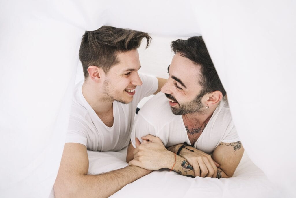 content-gay-couple-posing-playfully-blanket 同性戀