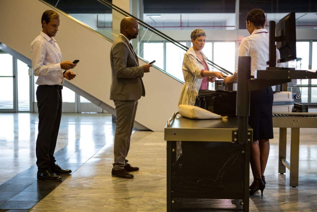airline-check-attendant-handing-boarding-pass-passenger 出國過海關