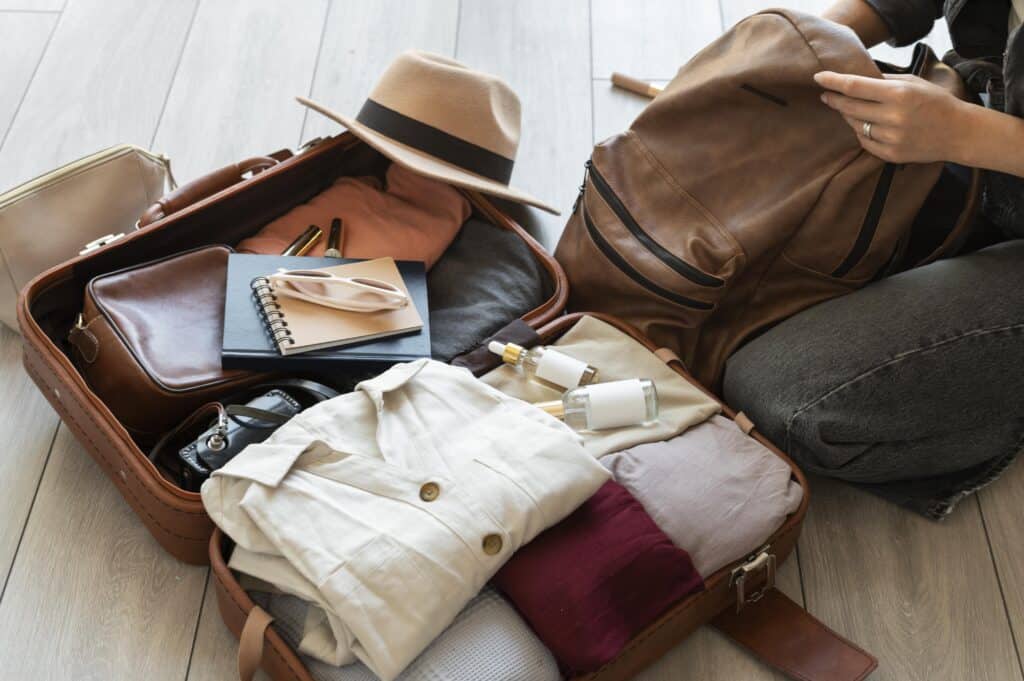 arrangement-clothes-accessories-suitcase 出國收納