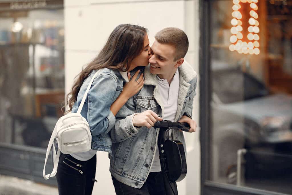 beautiful-couple-spend-time-street 情侶出國