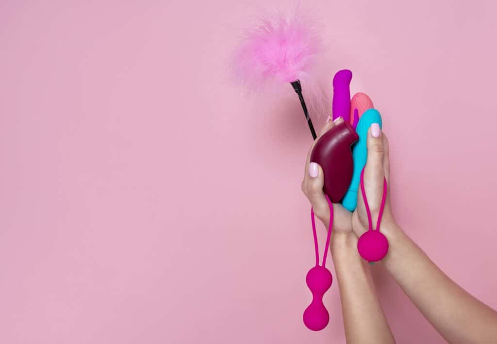 close-up-hands-holding-sex-toys 自慰神器