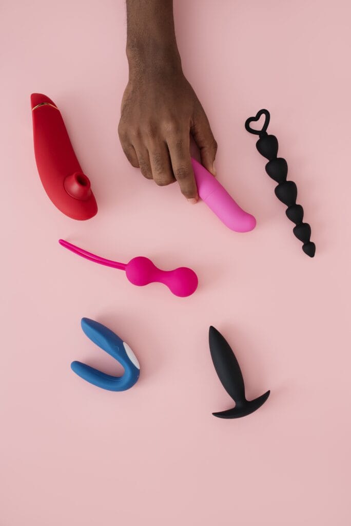 person-with-sexual-toy 情趣玩具