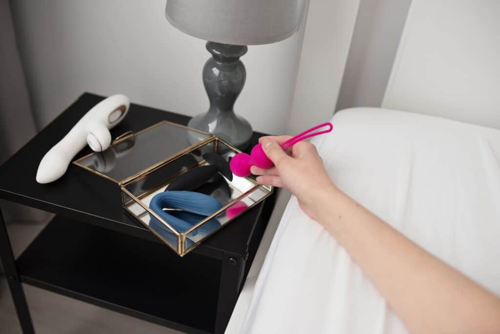 person-with-sexual-toy-bed 情趣玩具收納