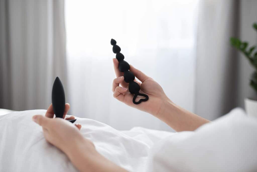 person-with-sexual-toy-bed 後庭拉珠