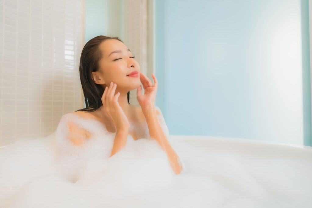 portrait-beautiful-young-asian-woman-relax-smile-bathtub-bathroom-interior 身體清潔