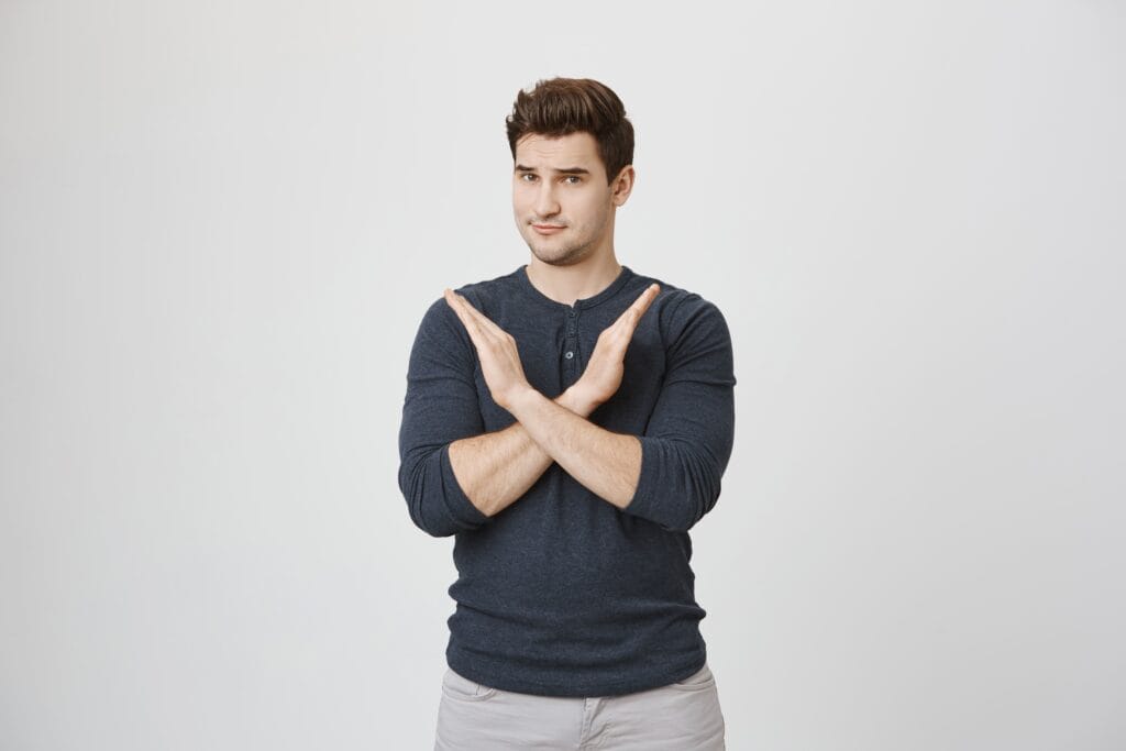 serious-displeased-man-showing-stop-gesture-make-cross 男生錯誤用法