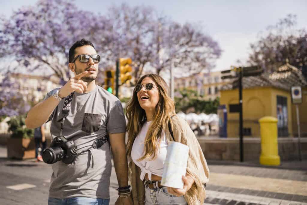 tourist-couple-exploring-city 情侶出國旅遊