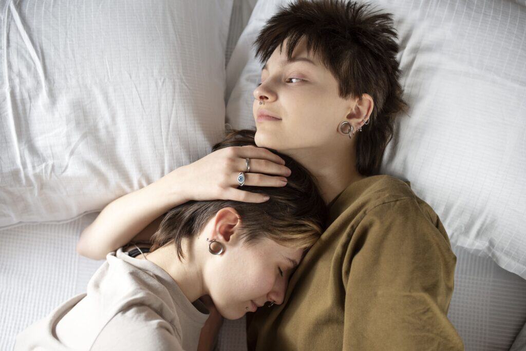 trans-couple-going-sleep-together 女同志