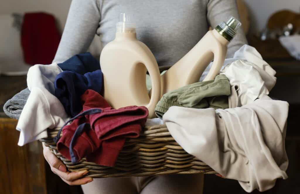 woman-holding-laundry-basket-close-up 情趣服飾清潔