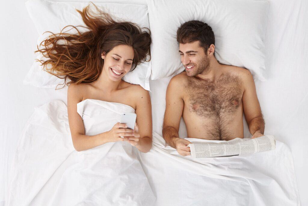 woman-man-sitting-bed-top-view 情侶相處