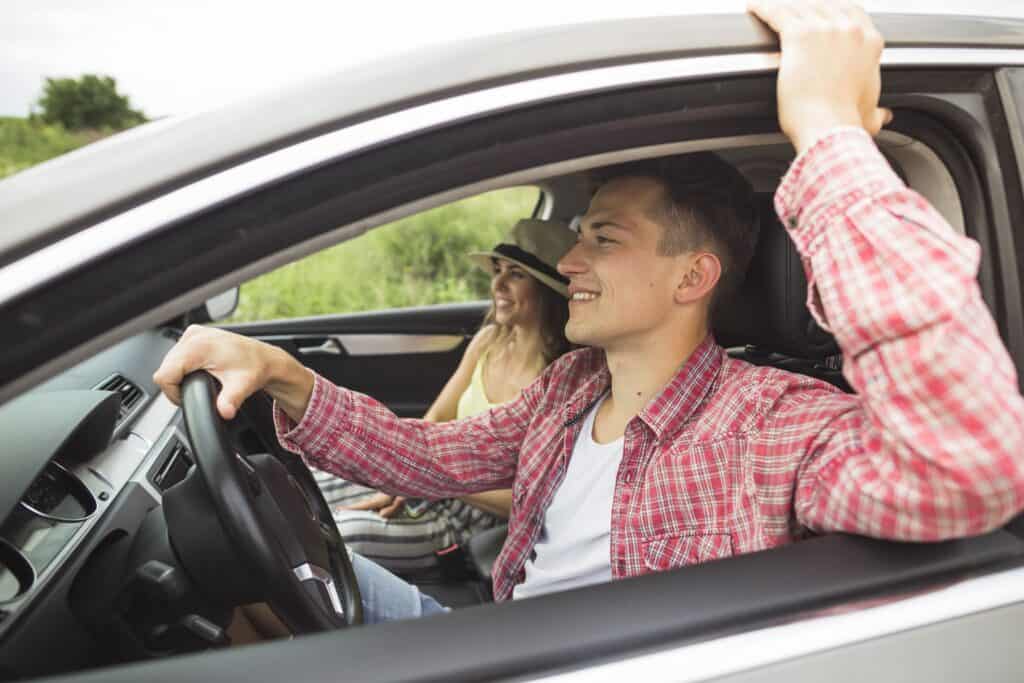 happy-couple-enjoying-travelling-car 情侶開車
