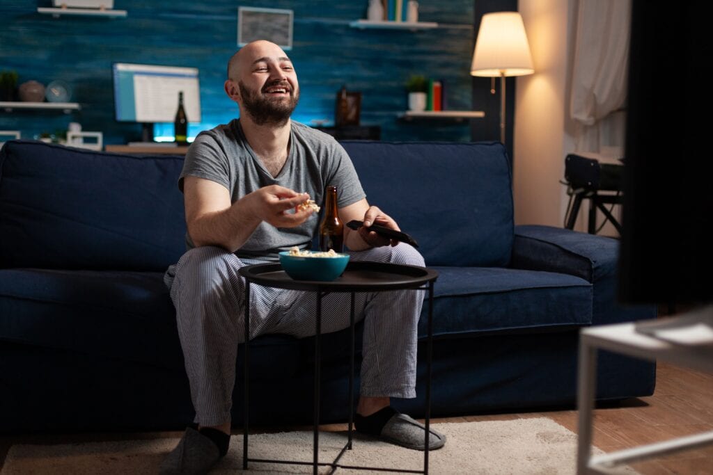 man-enjoying-relax-time-watching-tv-comedy-series-home 沉浸式享受