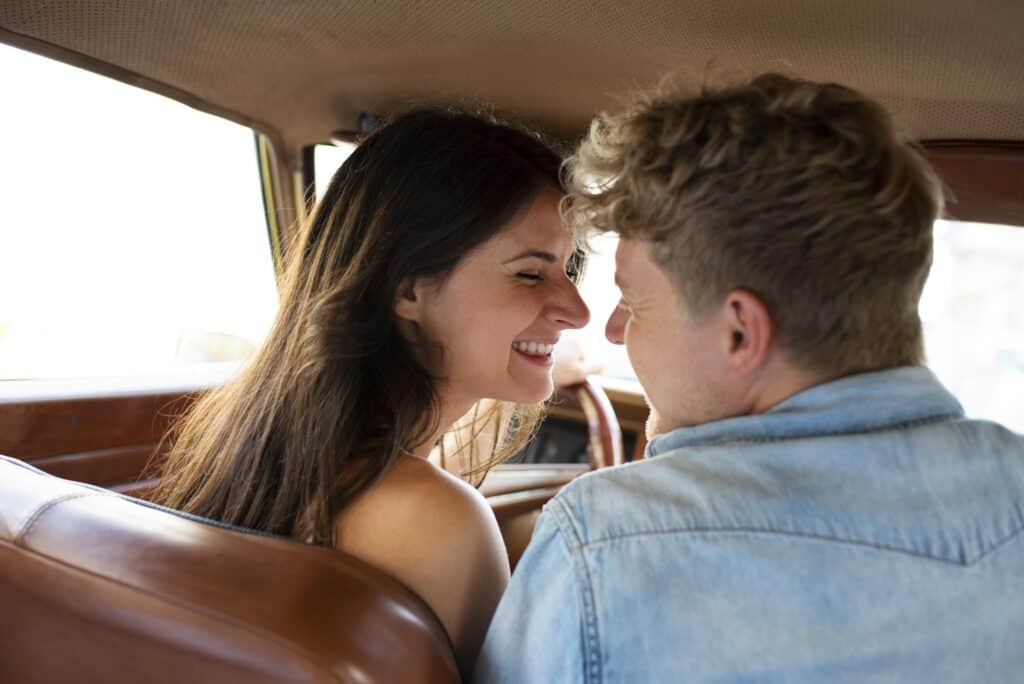 medium-shot-cute-couple-car 情侶開車