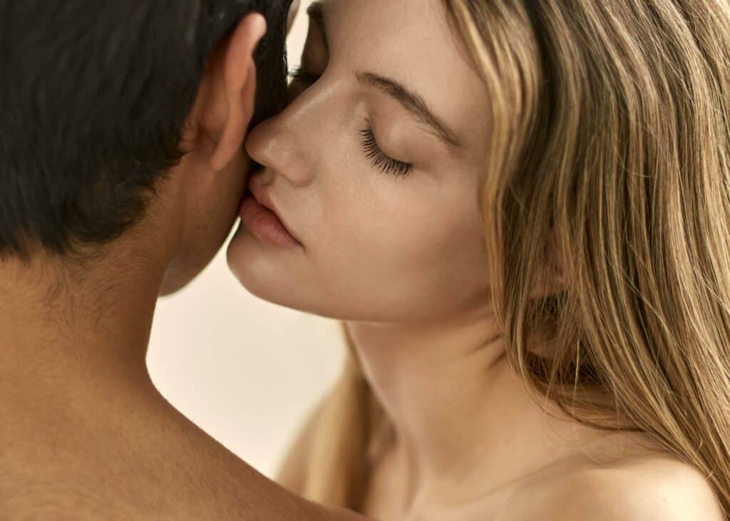 shirtless-man-woman-being-intimate 女生誘惑男生