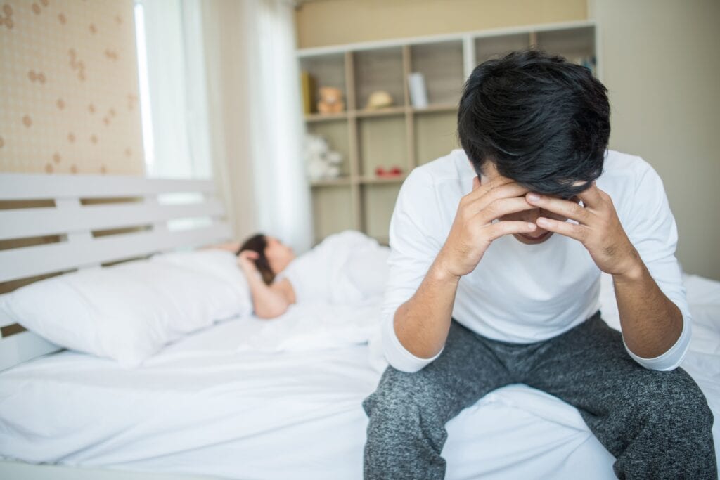 upset-man-having-problem-sitting-bed-after-arguing-with-his-girlfriend 自慰錯誤姿勢