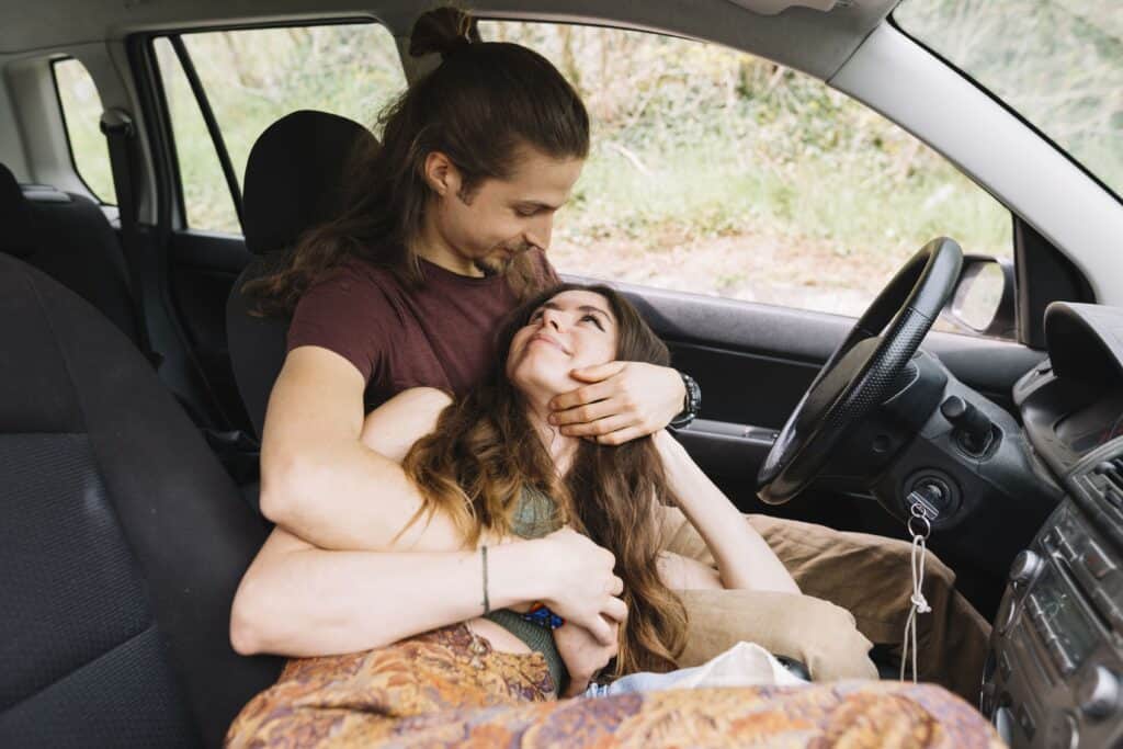 young-couple-trip-car 情侶開車