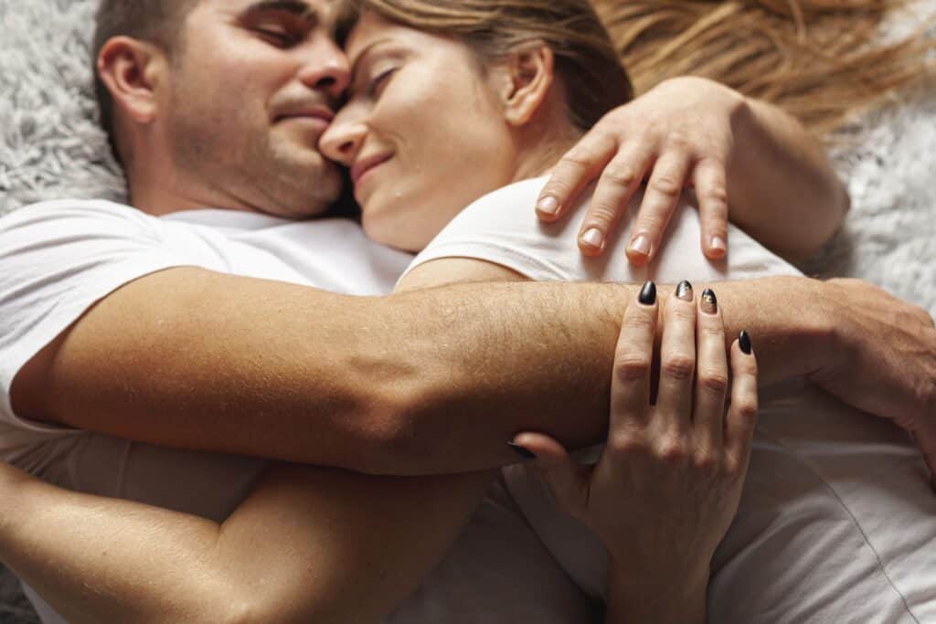 close-up-young-couple-sleeping-together 情侶相處