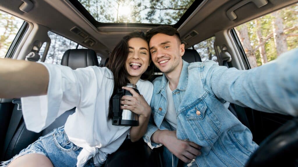 front-view-couple-taking-selfie-car 情侶開車