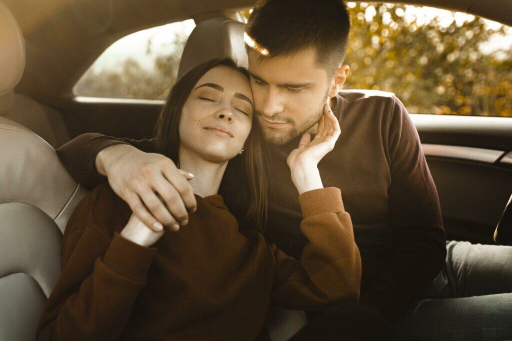medium-shot-peaceful-couple-car 情侶開車
