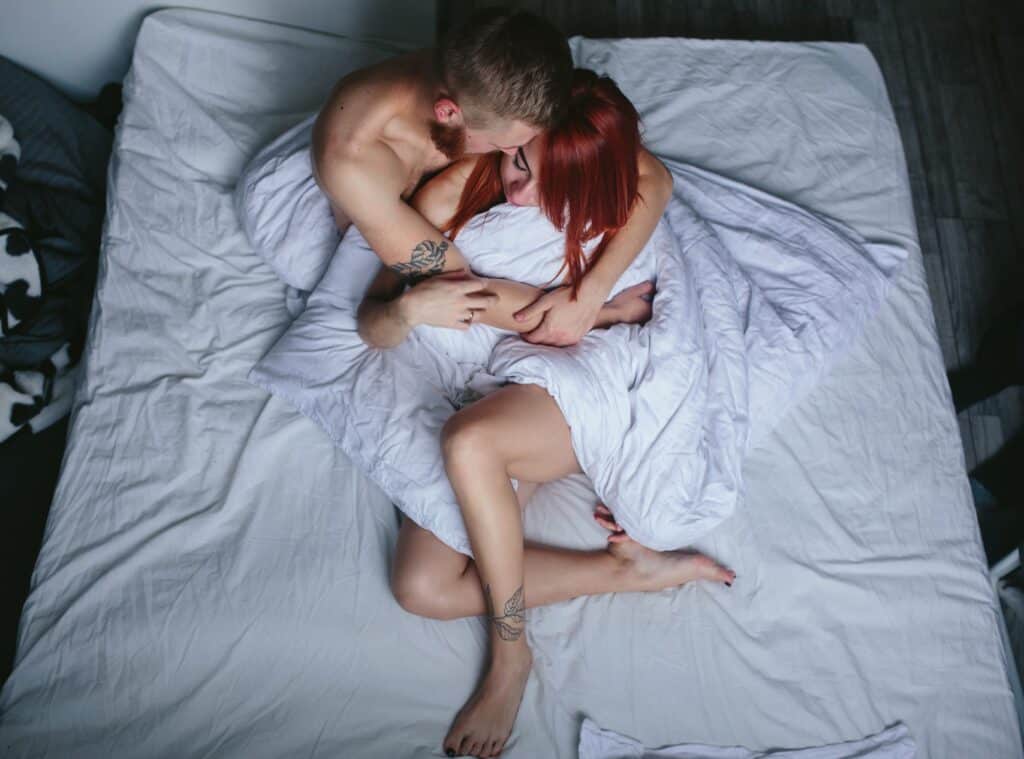 top-view-couple-love-sitting-bed 情侶床上親密行為