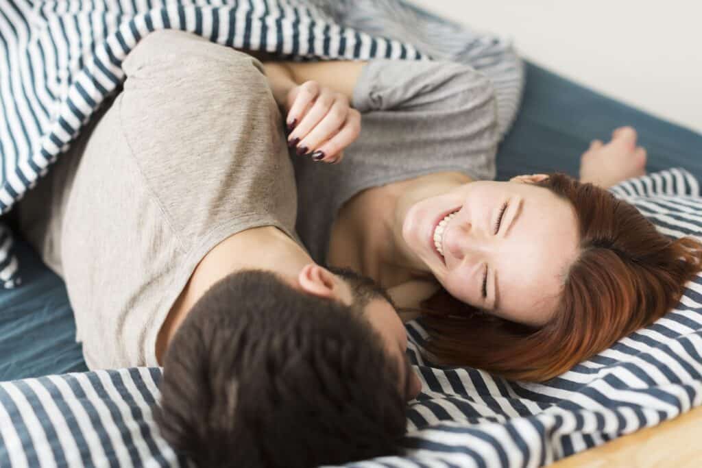 young-couple-blankets-indoors 情侶相處
