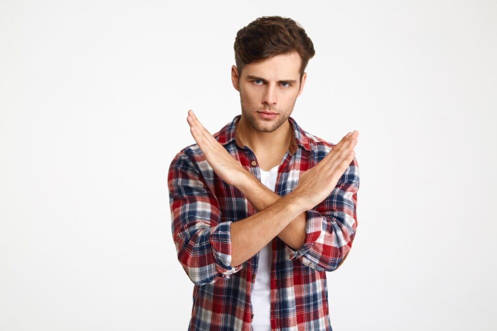 close-up-photo-serious-handsome-young-man-showing-stop-gesture-with-crossed-hands 陰莖環ng事項