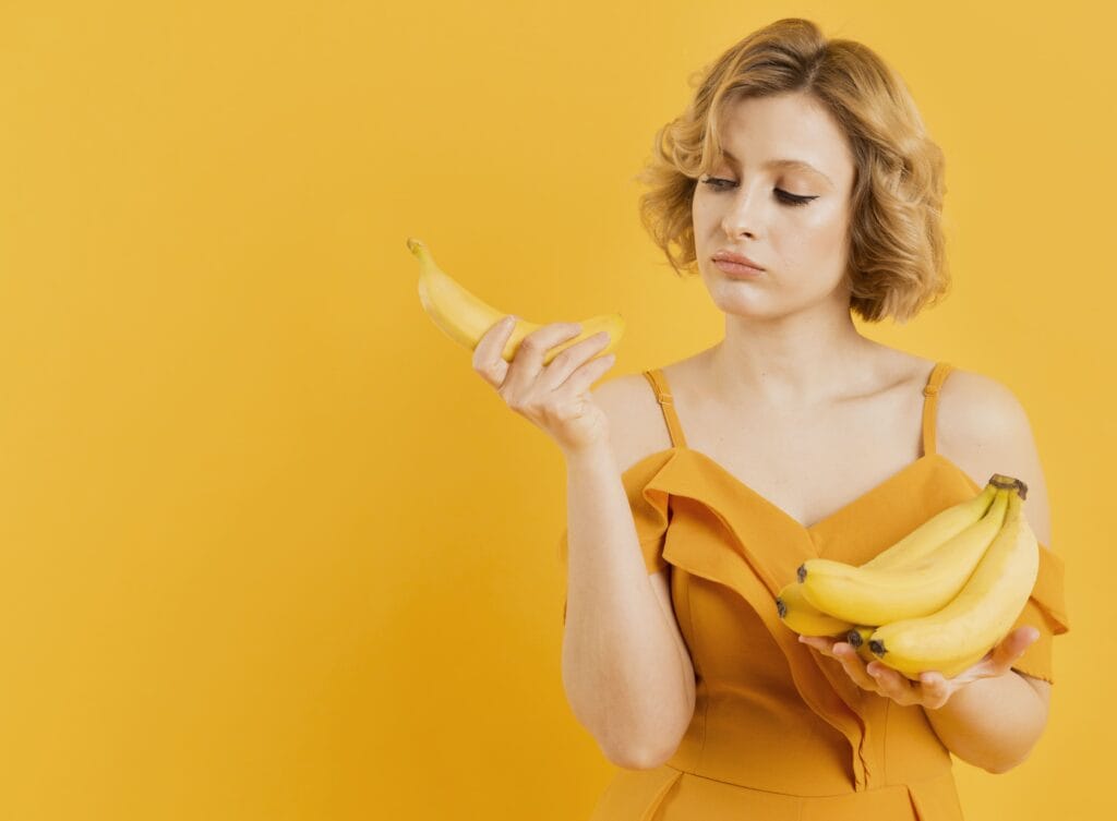 portrait-woman-holding-bananas