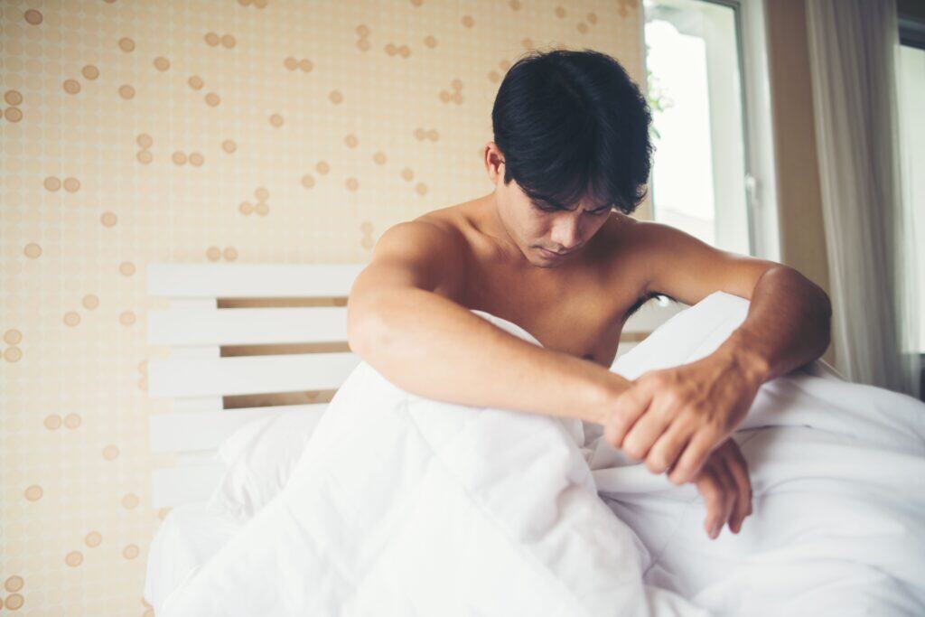worried-man-sitting-bed-morning-serious-thinking-something 男性生理陰影