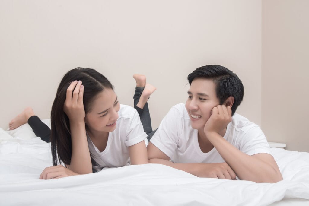 young-asian-couple-lying-bed 夫妻