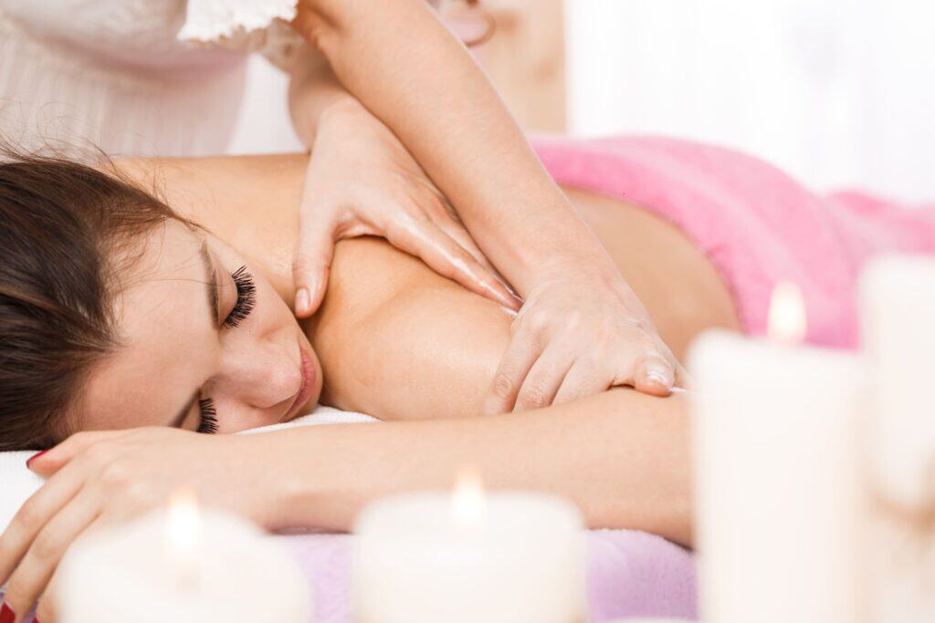 young-beautiful-woman-spa-salon-having-body-relaxing-massage 敏感區穴點