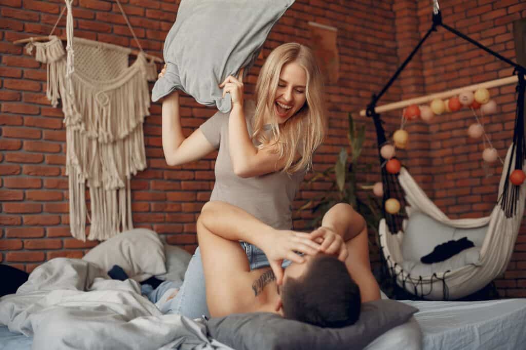 couple-sitting-bed-room 女上男下