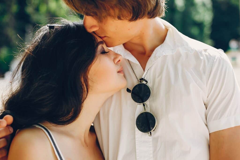 cute-couple-summer-park 親吻