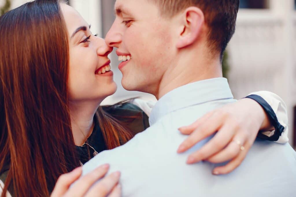 handsome-young-guy-blue-shirt-sitting-sunny-summer-city-along-with-her-cute-girl 親吻
