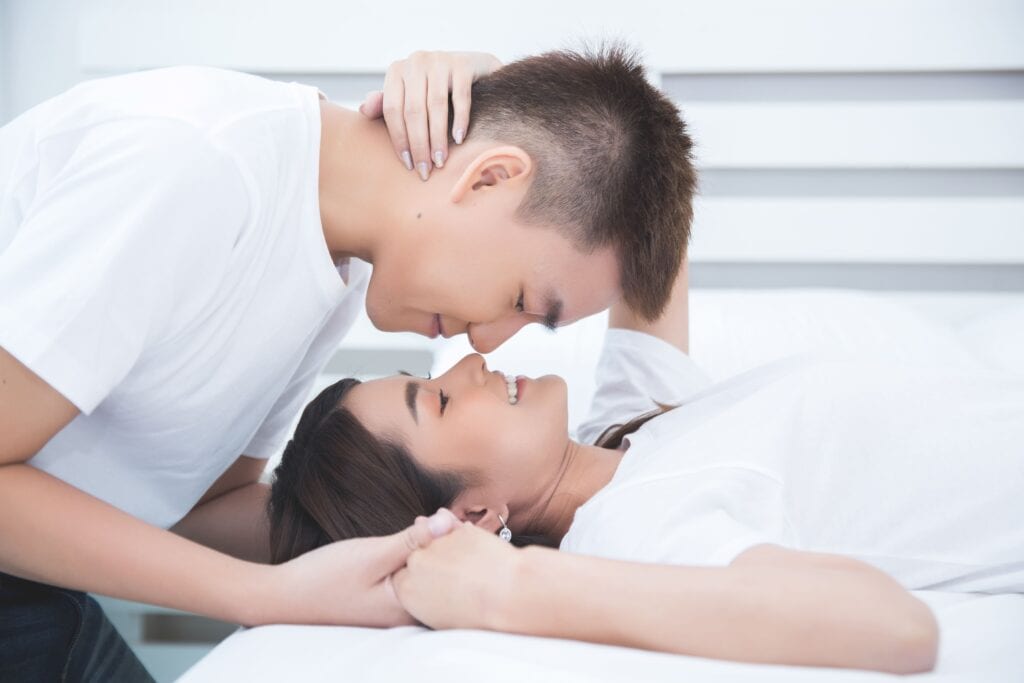happy-asian-couple-bed-home 親吻技巧