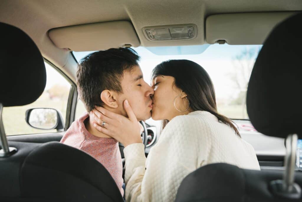 sensual-couple-kissing-car 宜蘭車震