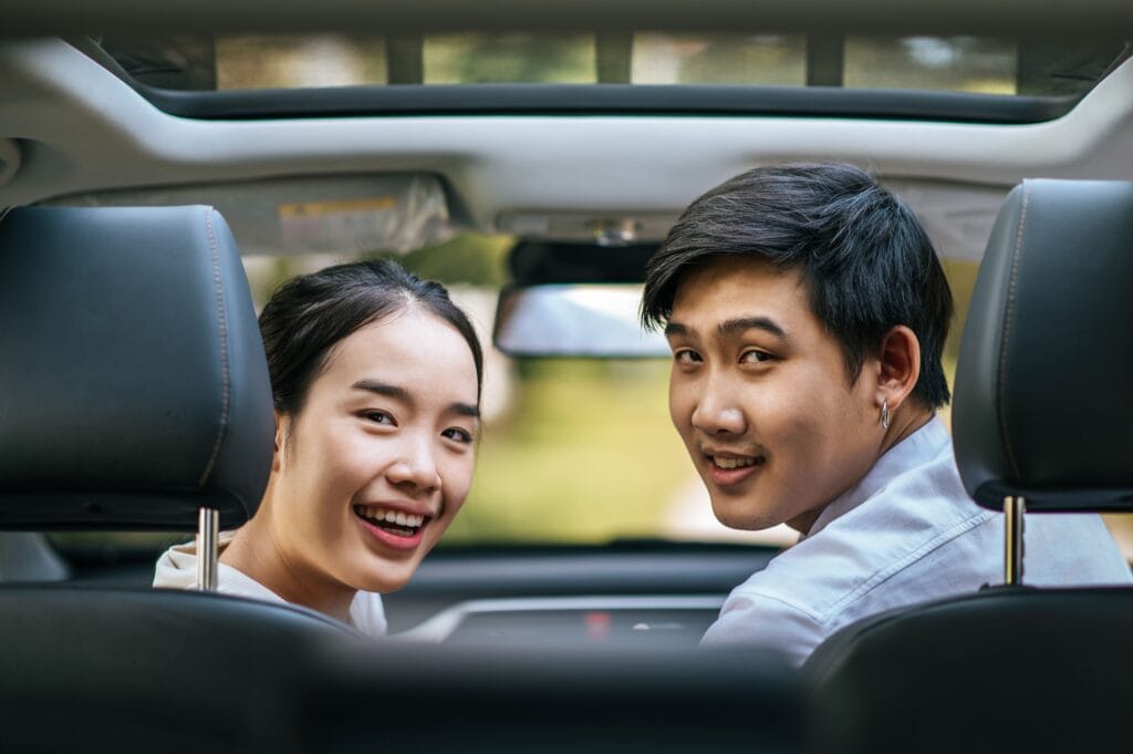 woman-man-sitting-car-happily 宜蘭車震